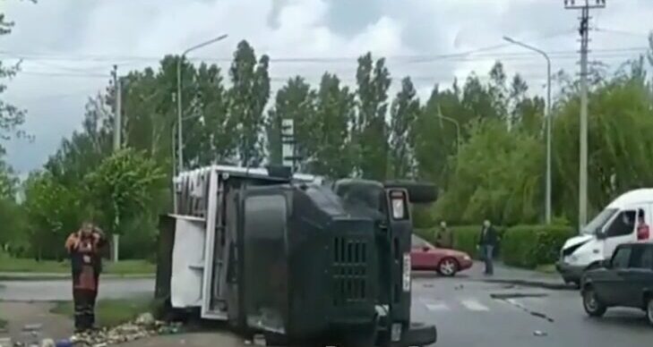 В Запорожье в результате аварии перевернулся мусоровоз