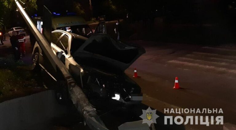 В Бердянске водитель на иномарке сбил пешеходов: один из пострадавших скончался до приезда медиков, – фото 