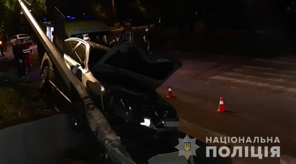 В Бердянске водитель на иномарке сбил пешеходов: один из пострадавших скончался до приезда медиков, – фото 