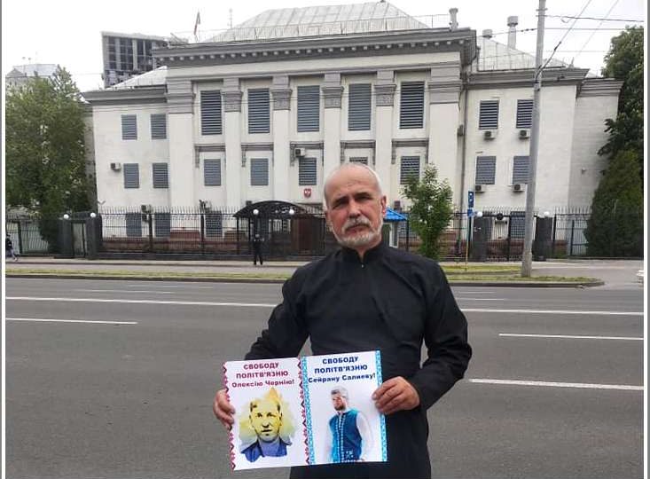 Волонтер 55-й артбригады “Запорізька Січ” вышел на одиночный пикет к посольству РФ в Киеве