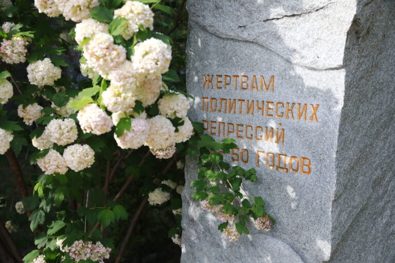 В Запорожье ко Дню памяти жертв политических репрессий возложили цветы к мемориалу