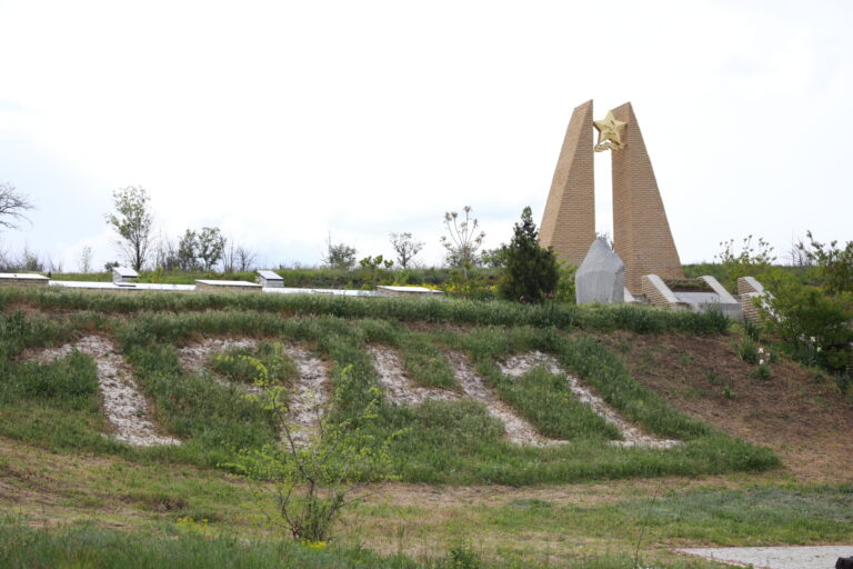 Виталий Туринок возложил цветы возле мемориального комплекса воинам-освободителям