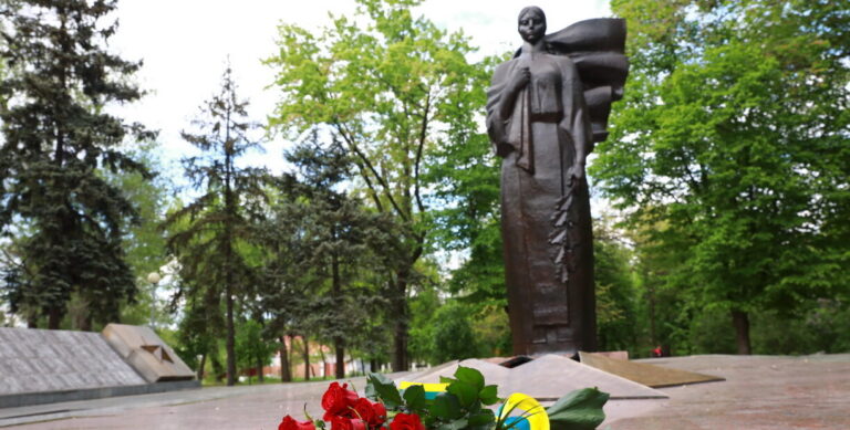 В День памяти и примирения мемориалу “Скорбящая мать” возложили цветы, – фото