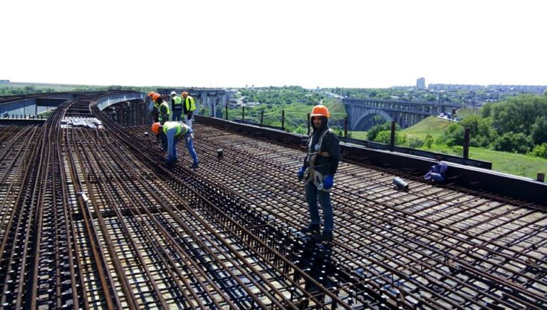 В Запорожье мосты через Днепр строят полторы сотни человек 