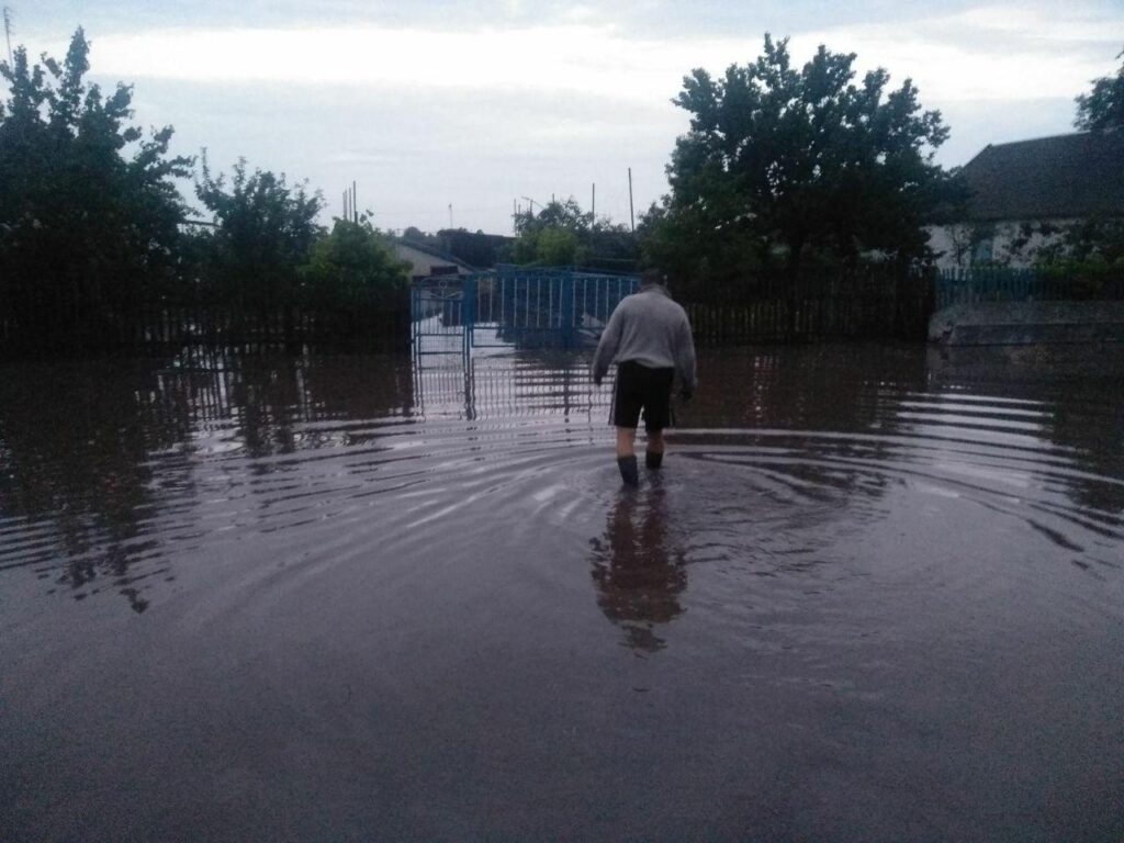 Zaporozhskiye spasateli otkachali vodu v chastnom sektore posle dozhdya