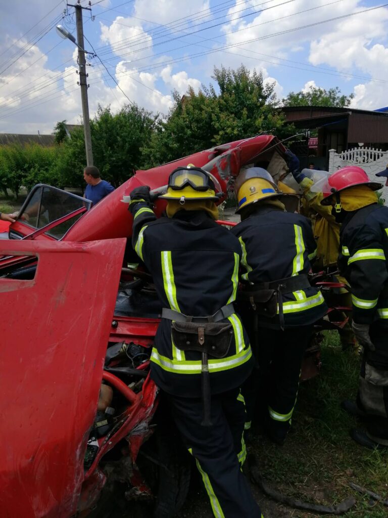 В Мелитопольском районе микроавтобус врезался в легковой автомобиль: один из водителей погиб 