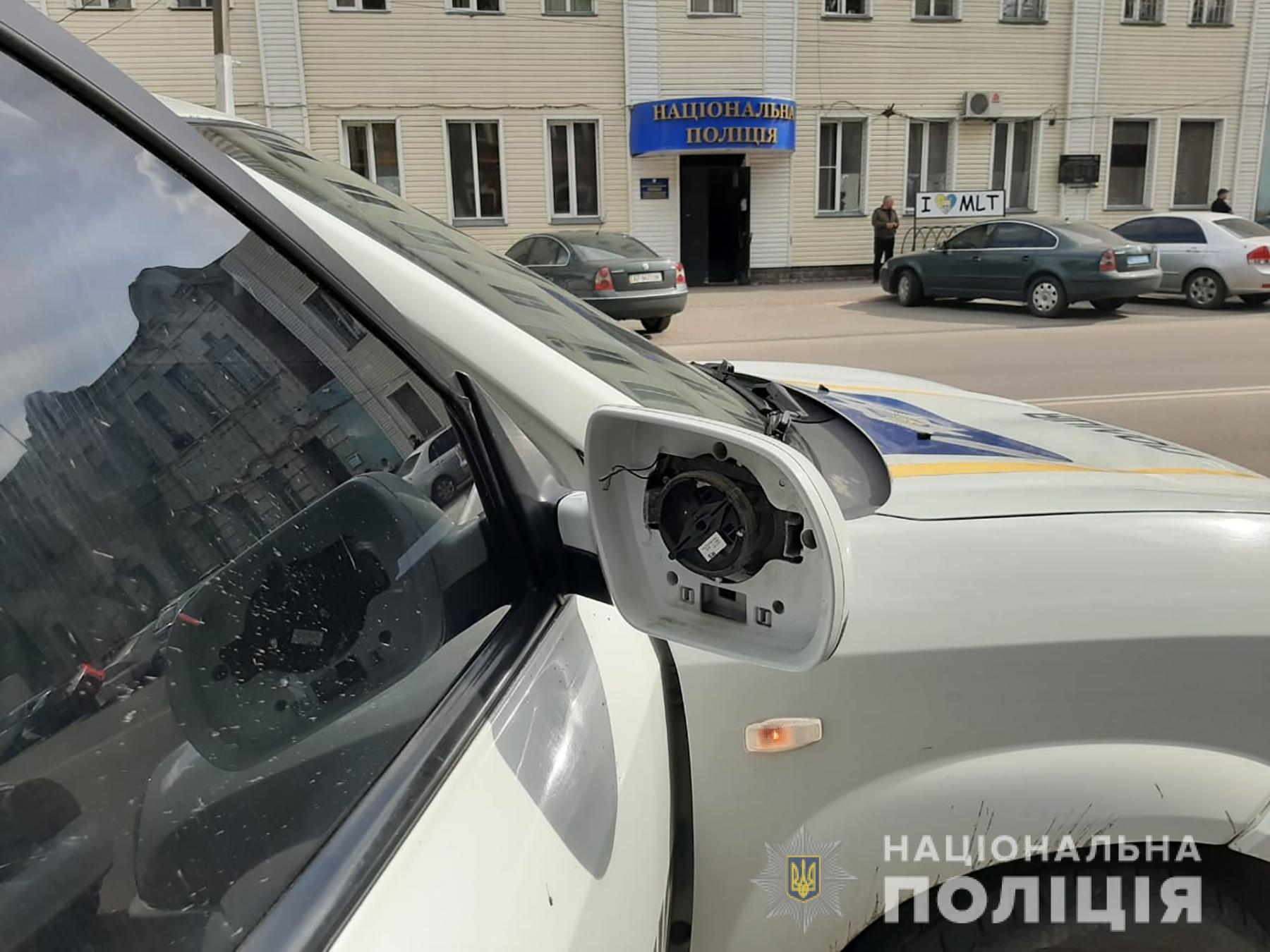 В Запорожской области задержали хулигана, который пытался разбить полицейский автомобиль