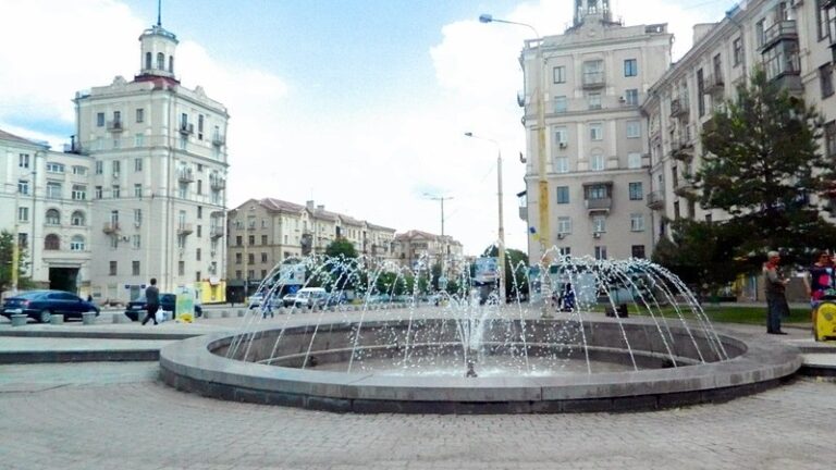 В центре Запорожья похитили с фонтана бронзовые детали: полиция ищет подозреваемых