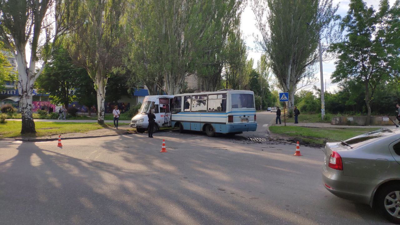 В Запорожье произошло ДТП с участием двух маршруток: водителей госпитализировали