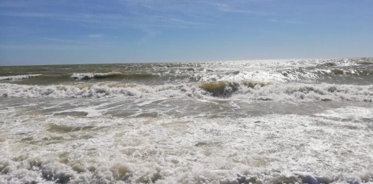 В Кирилловке на побережье Азовского моря штормовая погода, – видео 