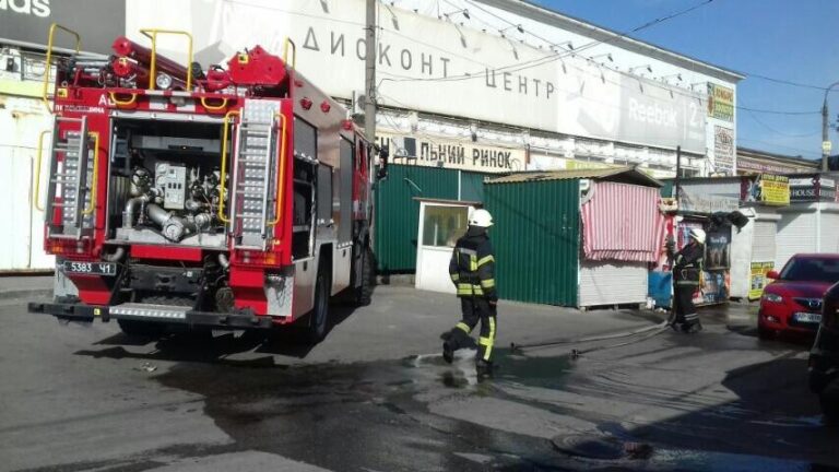 В Запорожье на рынке Анголенко сгорел торговый киоск
