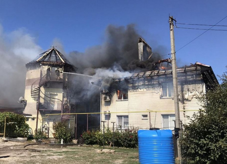 В Бердянске сгорела частная гостиница (ФОТО, ВИДЕО)