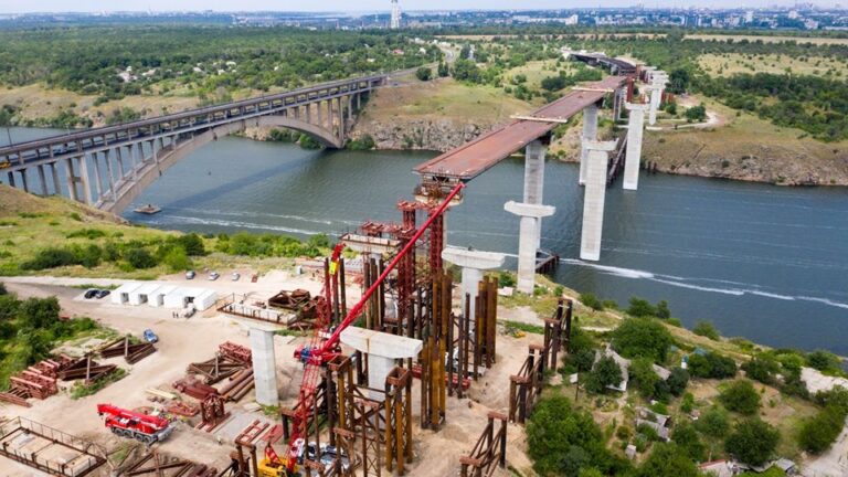 В Запорожье продолжается первый этап строительства мостов через Днепр, – фото