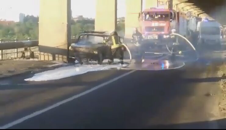 Правоохранители расследуют возгорание автомобиля на мосту Преображенского