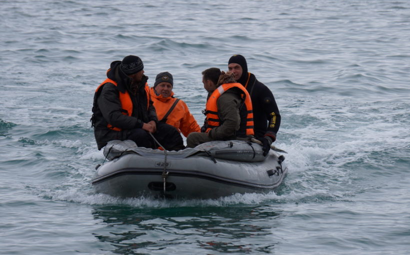 В Приазовском районе спасли мужчину, которого уносило на лодке в море