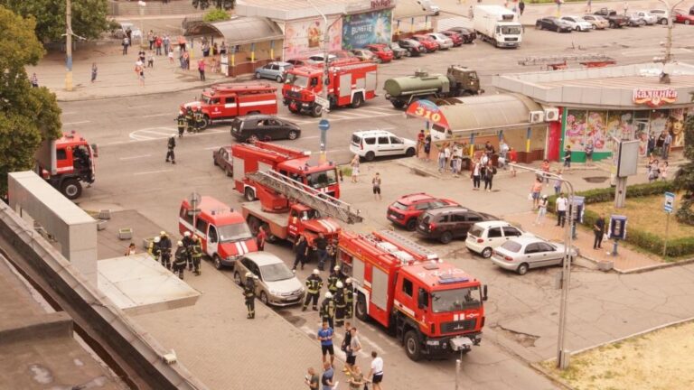 В Запорожье тушить пожар в отеле “Интурист” приехали 15 пожарных машин (ФОТО, ВИДЕО)