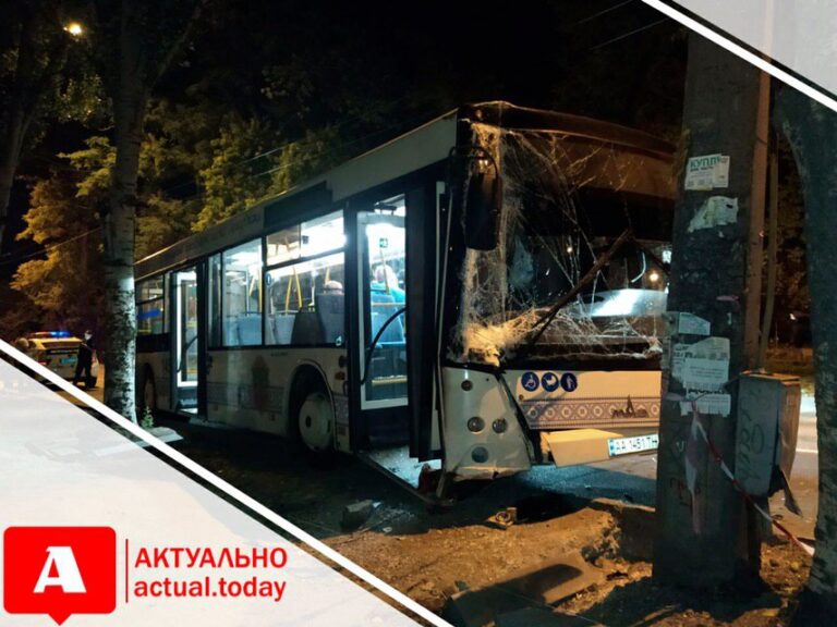 В Запорожье муниципальный автобус протаранил столб (ФОТО)