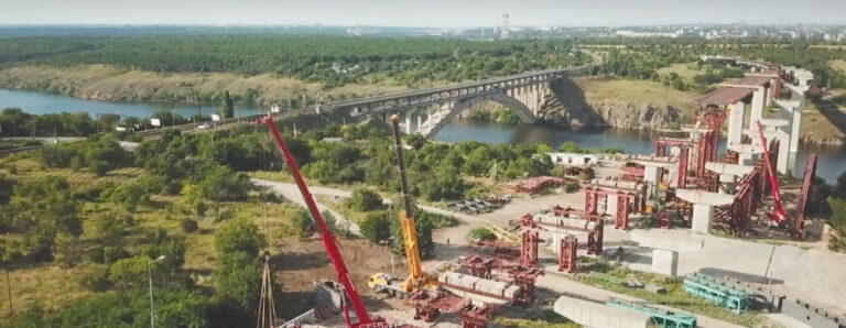 В Запорожье продолжаются строительные работы на мостах через Днепр (ВИДЕО)