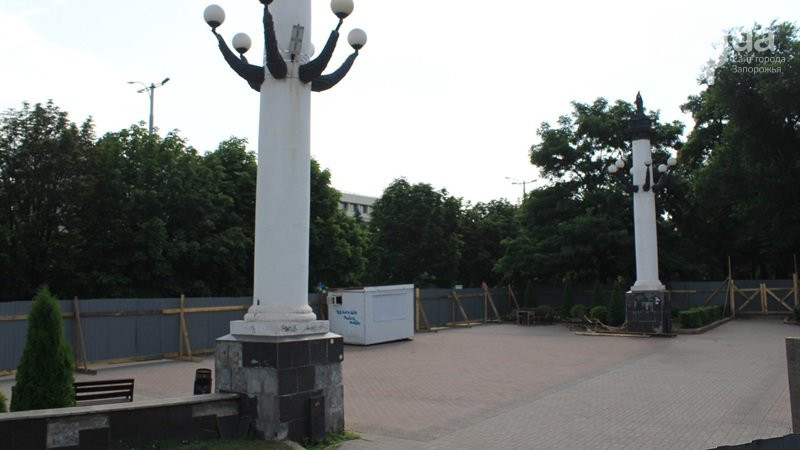 На Аллее Славы отремонтируют колонны за 1,2 млн гривен