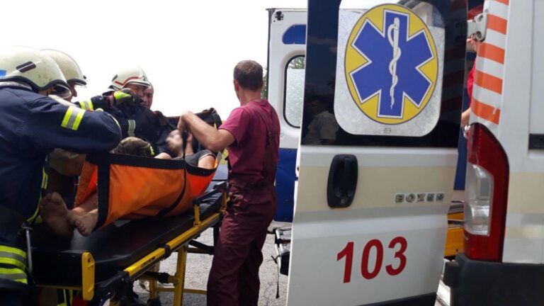 В Запорожской области спасатели ликвидировали последствия ДТП, в котором пострадал водитель