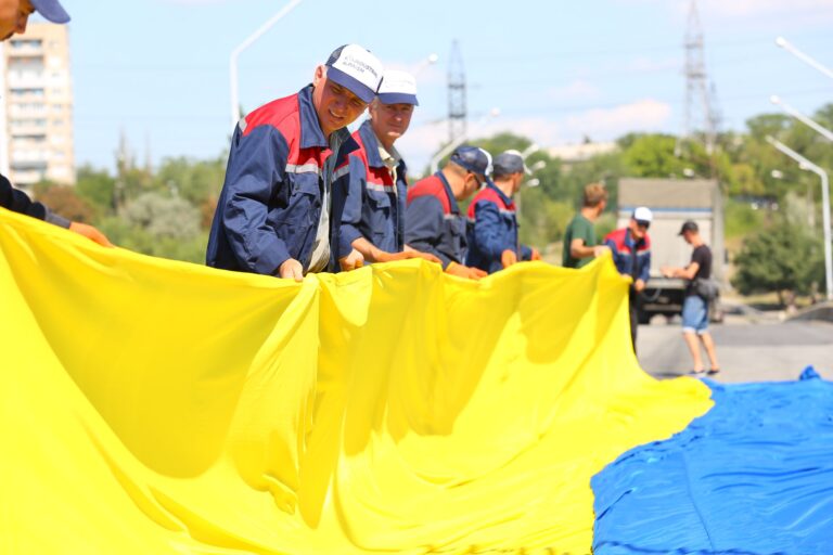 Самый большой в области флаг Украины вывесили в Запорожье на Арочном мосту