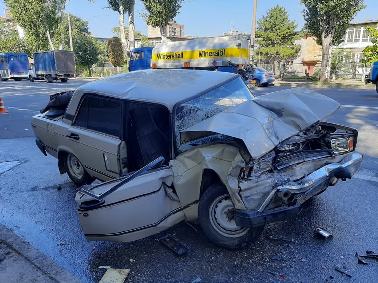 В Запорожье на дороге столкнулись три легковых автомобиля: пострадавших госпитализировали, – фото