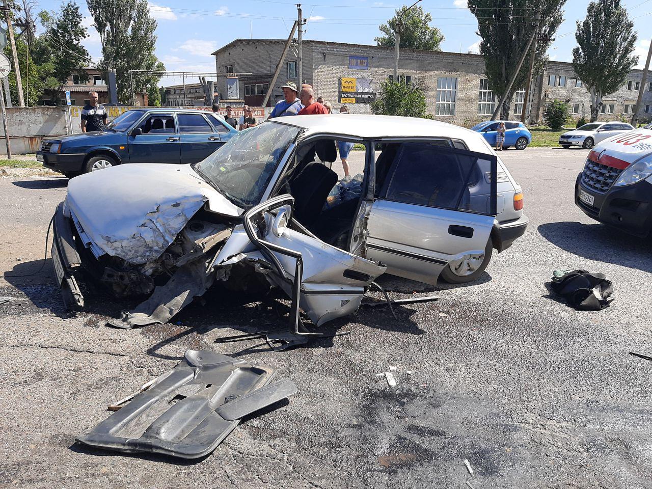 В Запорожской области произошло ДТП: водителя зажало конструкциями автомобиля, – фото 