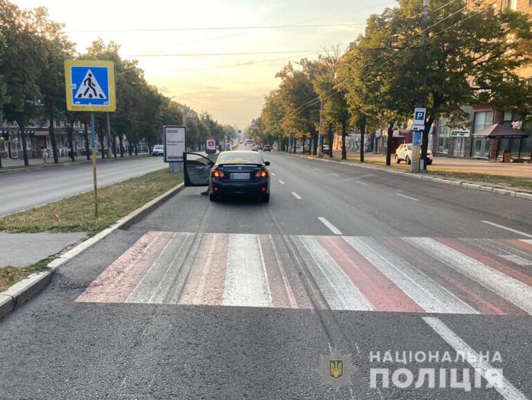 В центре Запорожья сбили пешехода: пострадавшую госпитализировали (видео 18+)