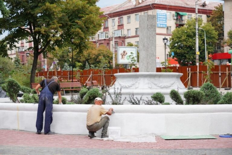 В Запорожье в сквер на Анголенко вернули скульптуру пионеров