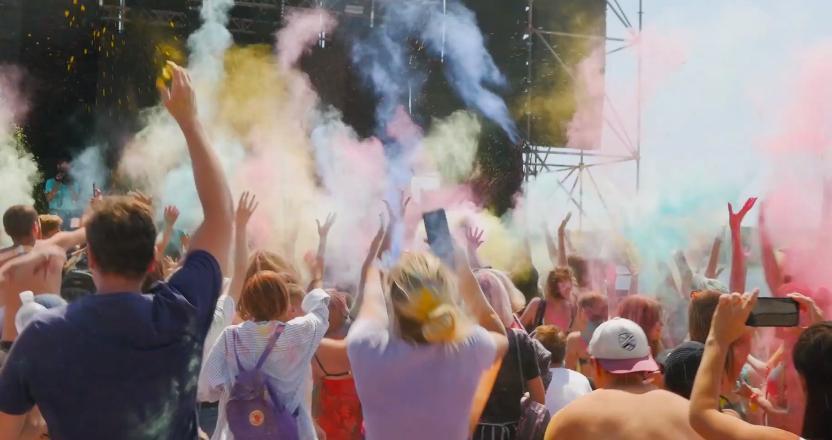 В Запорожье фестиваль красок Холи собрал полтысячи людей, – видео