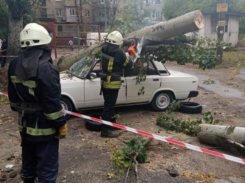В Запорожской области для ликвидации последствий штормовой погоды привлекли 6 бригад спасателей 