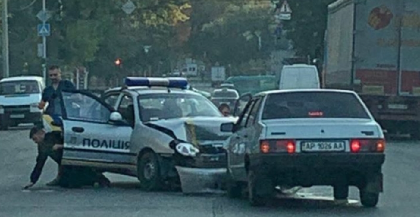В Запорожье автомобиль охраны выехал на красный свет и попал в ДТП