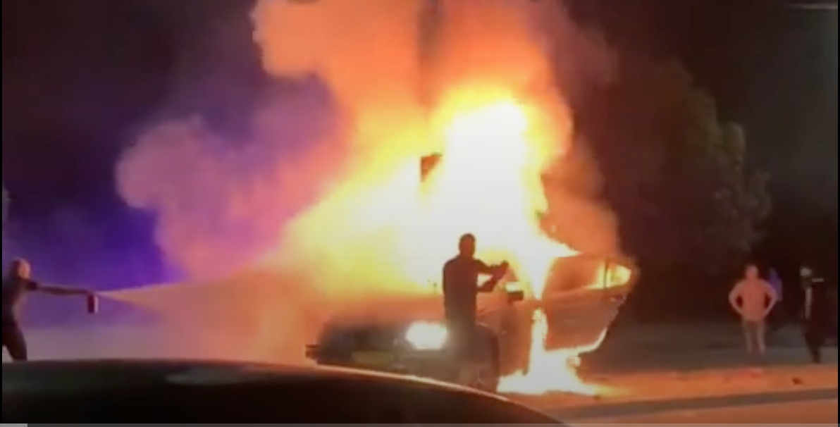 На Набережной в Запорожье случилось ДТП и сгорел автомобиль (ВИДЕО)