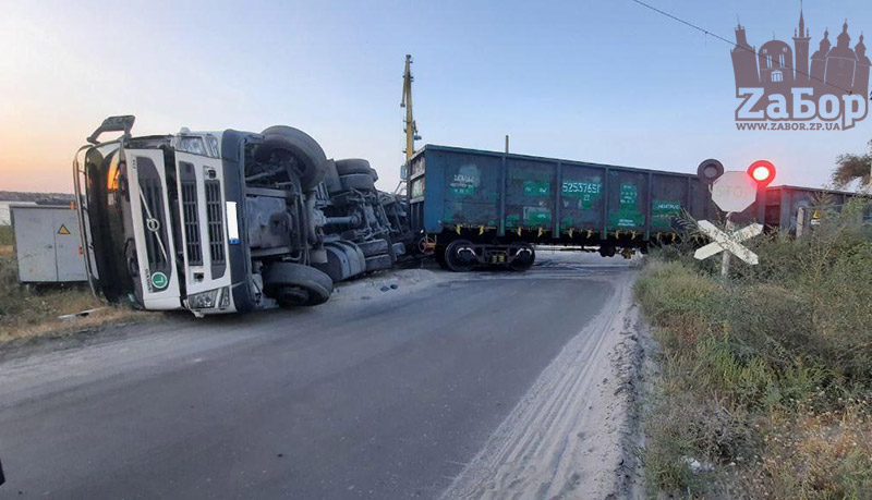 В Запорожье поезд врезался в фуру, – водитель остался жив