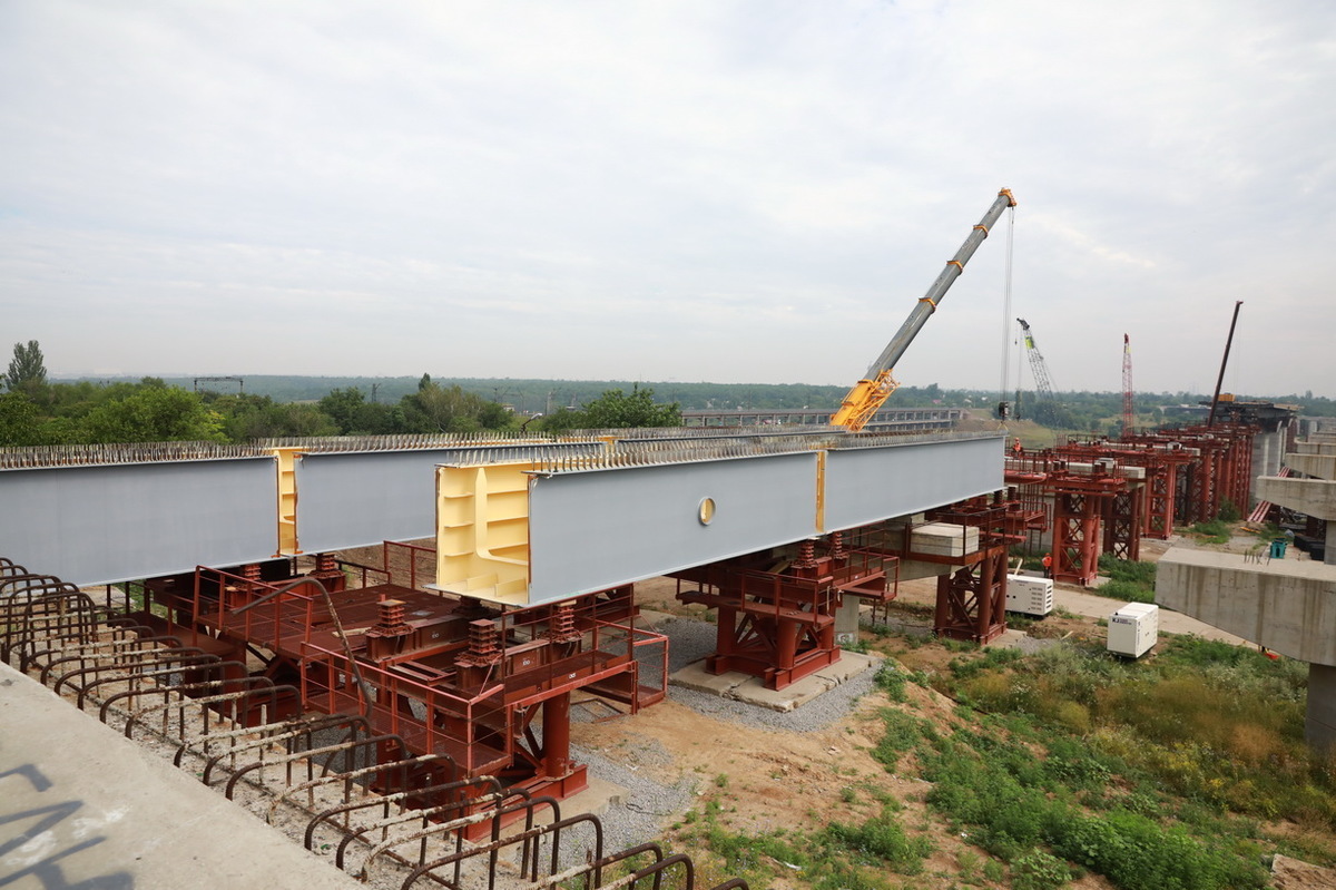 В строительстве запорожских мостов через Днепр задействовано 300 работников 