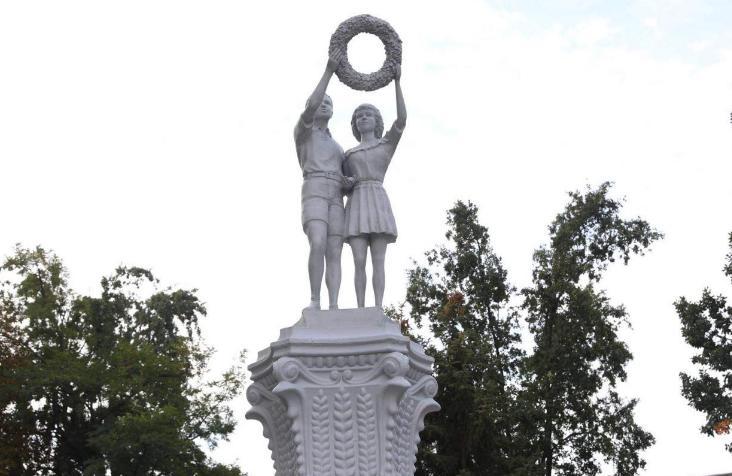В сквере Пионеров заканчивают реконструкцию скульптуры “Дружбы народов”