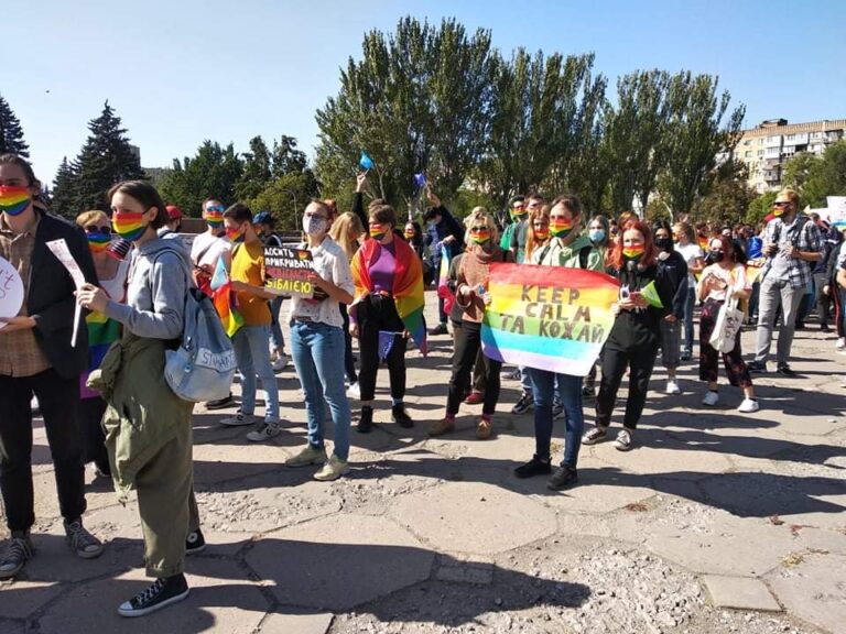 В Запорожье провели парад ЛГБТ, – полиции и военных пришло больше чем участников