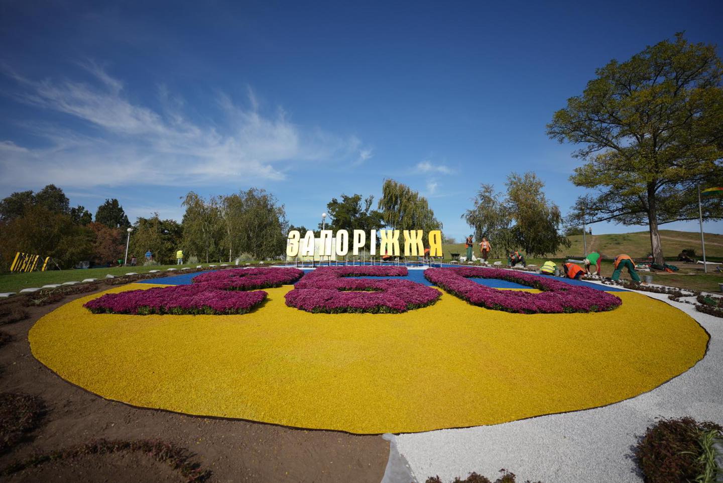 Коммунальные службы украсили Вознесеновский парк к 250-летию Запорожья, – фото