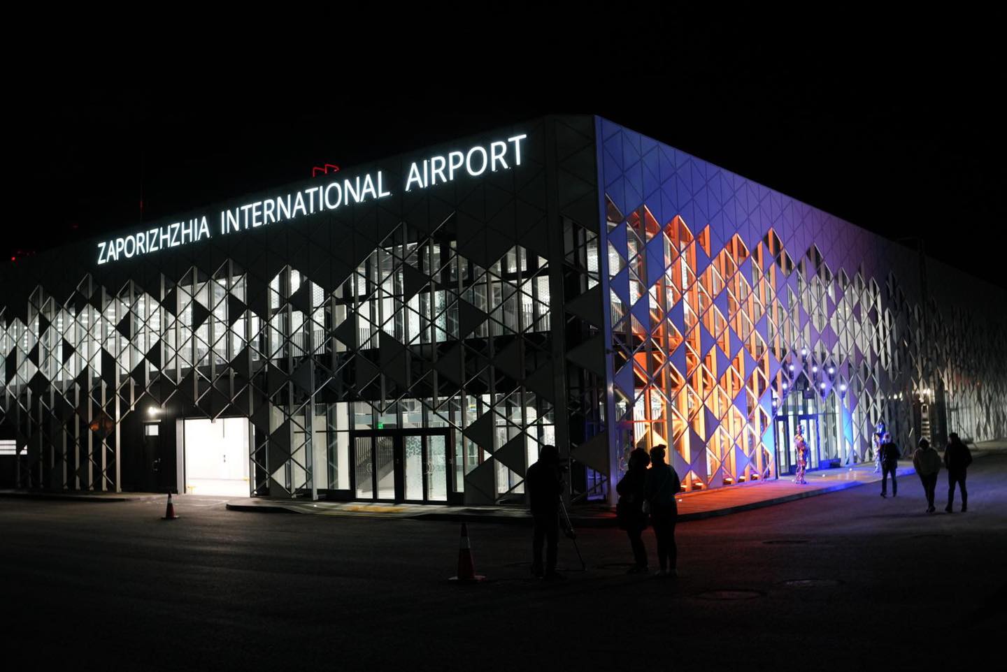 Новый терминал Запорожского аэропорта повредили вандалы