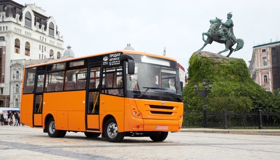 На ЗАЗе презентовали новый пригородный автобус