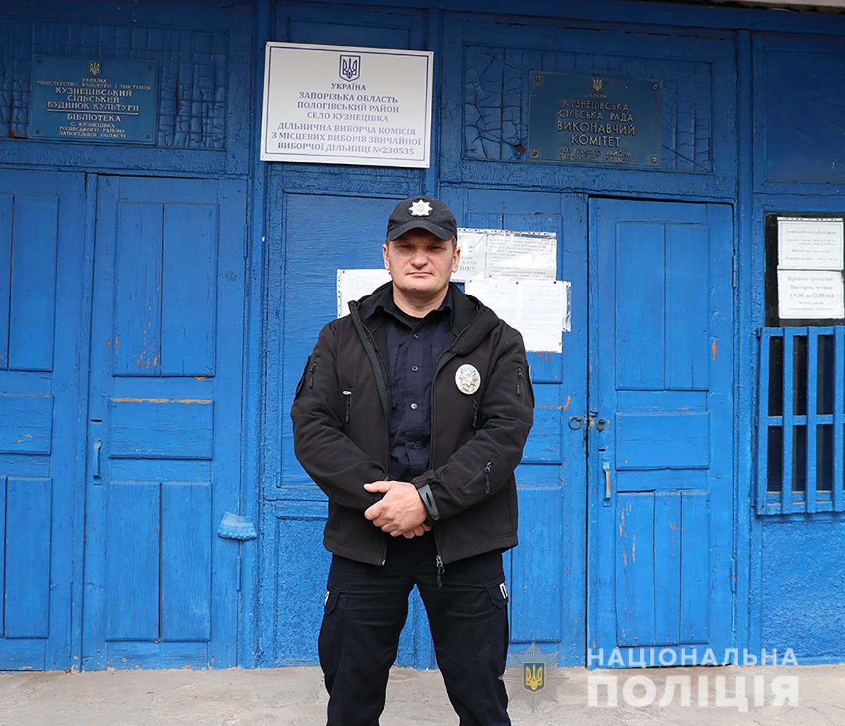 В Запорожской области на избирательном участке женщина потеряла сознание: на помощь пришел полицейский