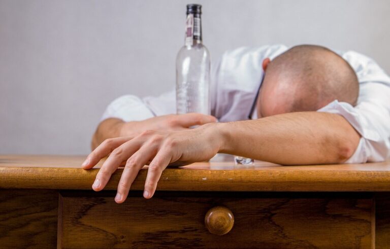 Украинцев спросили об алкоголе: пьют 66% опрошенных, каждый сотый употребляет ежедневно
