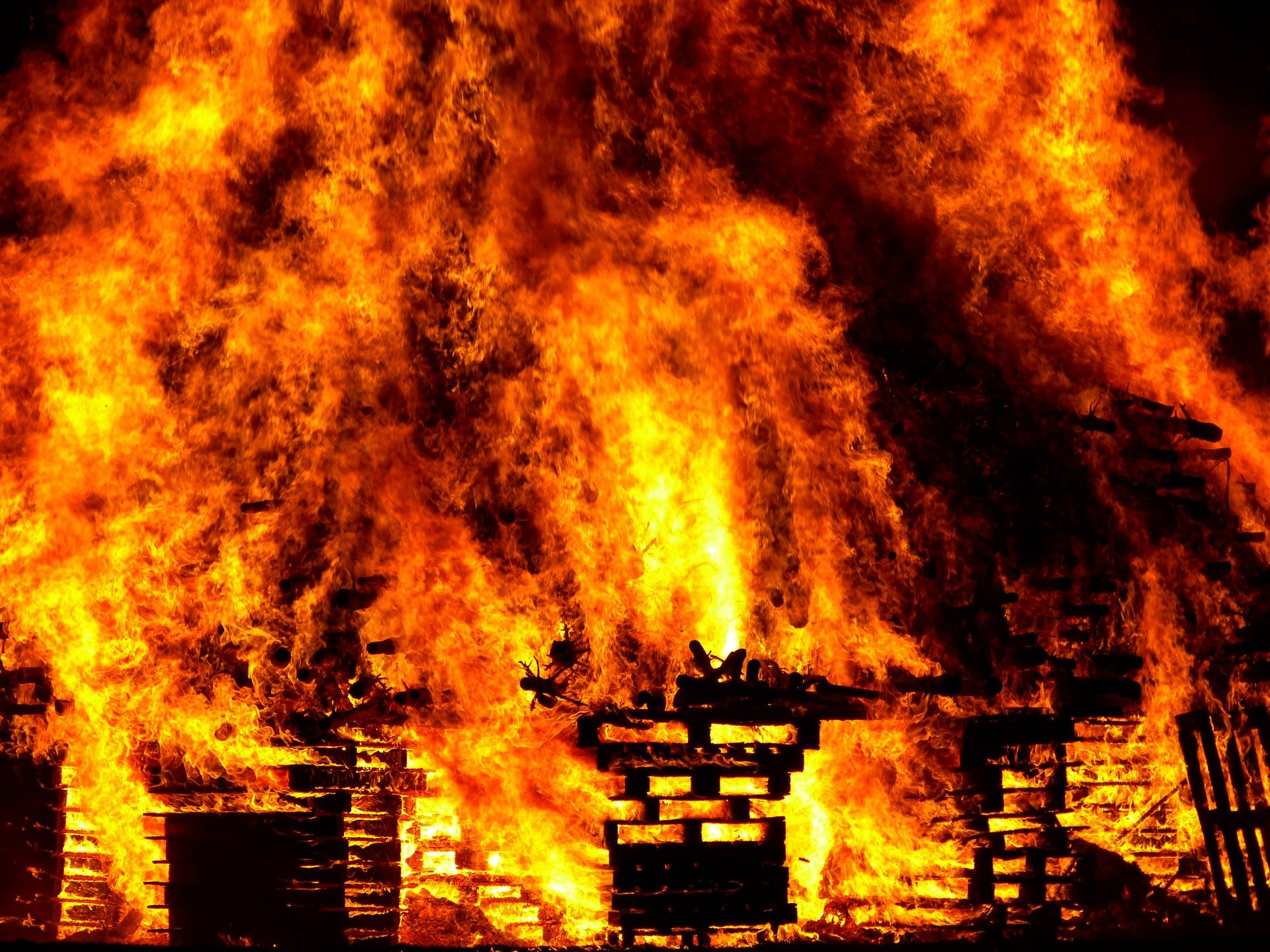 В Орехове из-за обстрела возник пожар: горел жилой дом