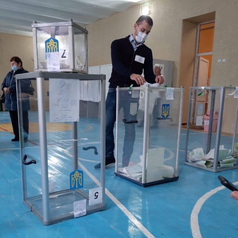 В Запорожье очень низкая явка на выборах: за полдня проголосовало меньше 15% избирателей