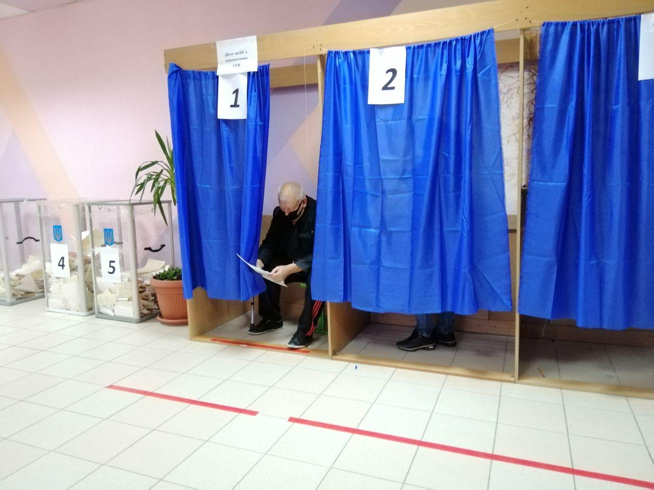 В Запорожье на избирательном участке мужчина украл четыре десятка бюллетеней