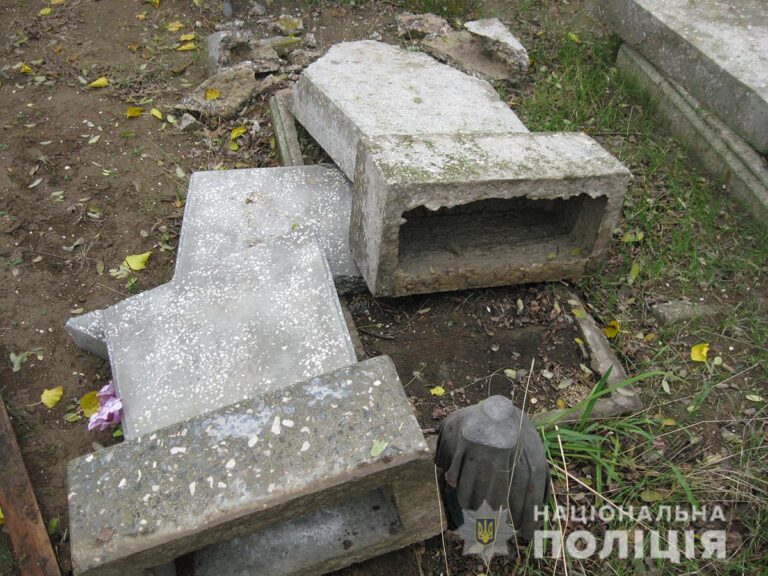В Запорожской области вандалы повредили памятники на кладбище