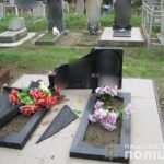 В Запорожской области вандалы повредили памятники на кладбище
