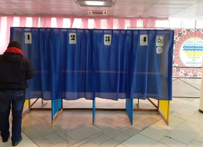 На избирательном участке в Бердянске неправильно установили кабинку