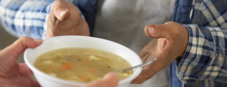 В трех районах Запорожья открыты пункты горячего питания для бездомных