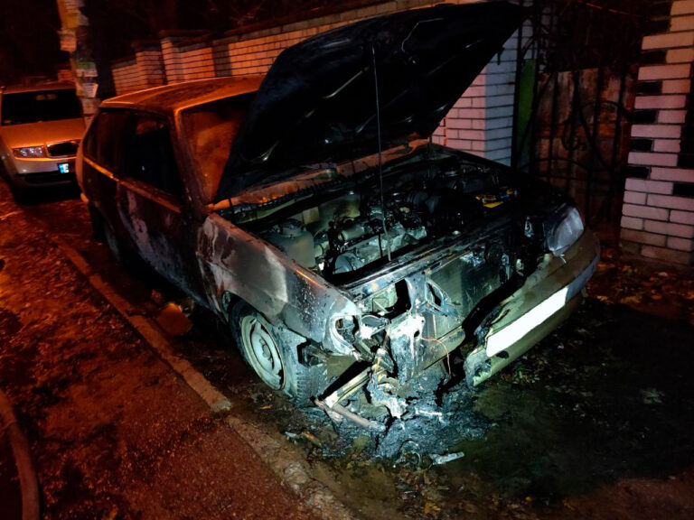 В Запорожье спасатели потушили загоревшийся автомобиль
